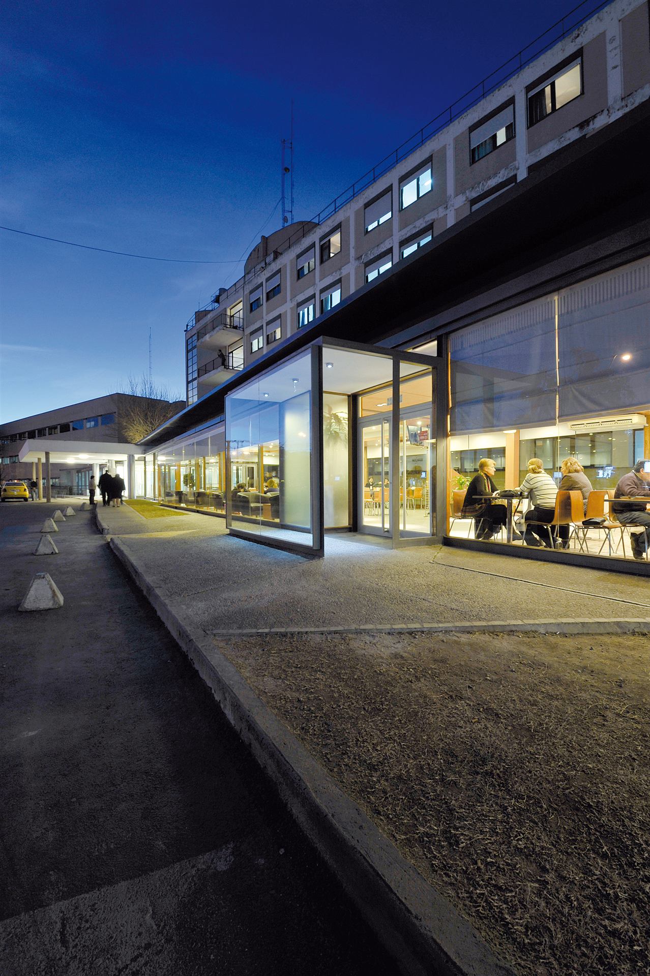 Ingreso Principal y Cafetería – Hospital Privado